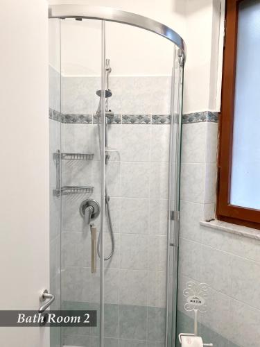 a shower with a glass door in a bathroom at WELCOME RIVIERA -TORRE D'AVORIO APPARTAMENTO 126 mq piu'terrazzo25 mq - totalmente rinnovato- 250 m dal centro - parcheggio a pagamento 20 euro al giorno da prenotare in anticipo salvo dispo -parking at 20 euro per day to be booked in advance if available in Rapallo