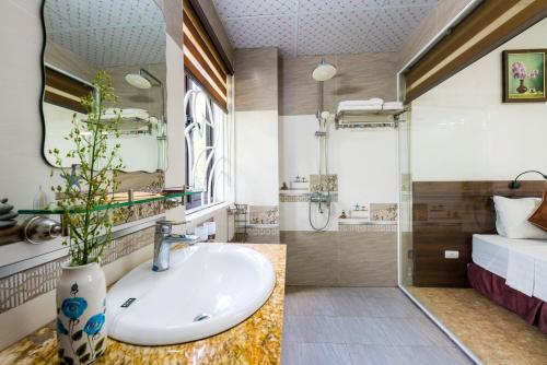 Phòng tắm tại The Little Village Homestay & Restaurant Ninh Bình