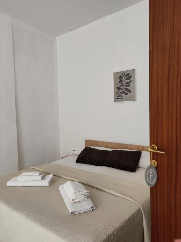 een slaapkamer met een bed met handdoeken erop bij Al Ventotto di Maria in Foligno