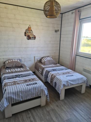 Postel nebo postele na pokoji v ubytování Chalet Cosy à 10min des plages- Soulac-sur-Mer