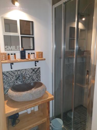W łazience znajduje się prysznic z kamienną miską. w obiekcie La Petite Chapelle w mieście Font-Romeu