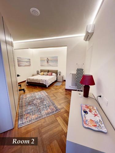 a living room with a bed and a table at WELCOME RIVIERA -TORRE D'AVORIO APPARTAMENTO 126 mq piu'terrazzo25 mq - totalmente rinnovato- 250 m dal centro - parcheggio a pagamento 20 euro al giorno da prenotare in anticipo salvo dispo -parking at 20 euro per day to be booked in advance if available in Rapallo