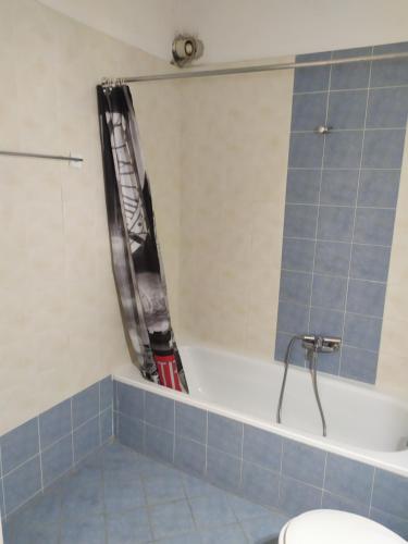 Bilik mandi di Tzikas apARTments