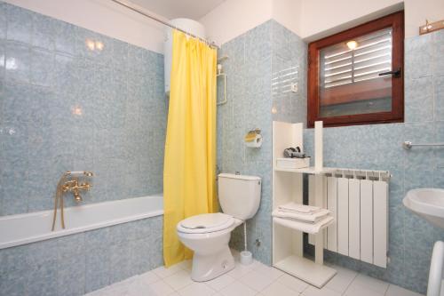Ένα μπάνιο στο Family friendly apartments with a swimming pool Veprinac, Opatija - 3442