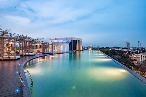 哥打巴魯的住宿－Zulanie Suite Troika Residence, SPACIOUS AND COZY WITH POOL, Free Wifi & Netflix in Golden Triangle of Kota Bharu，大楼顶部的大型游泳池