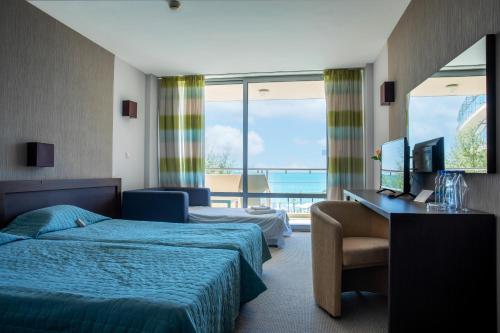 Un pat sau paturi într-o cameră la MPM Hotel Zornitza Sands