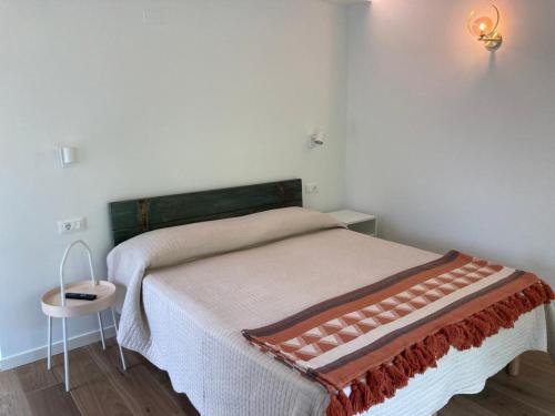 1 dormitorio con cama y mesa pequeña en BiancoGelso b&b Vegan en Gardone Riviera