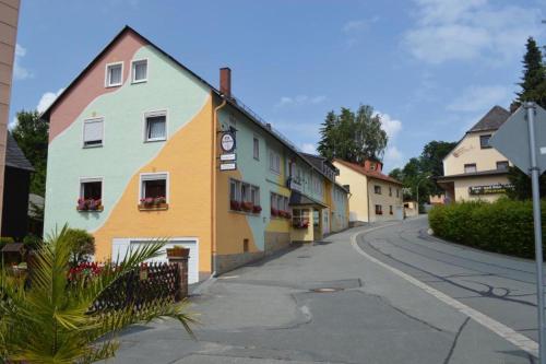 une rue dans une ville avec des maisons colorées dans l'établissement Landgasthof Grüner Baum, à Regnitzlosau