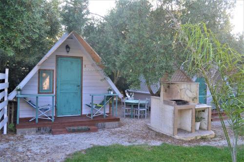 een klein huis met een fornuis en een grill bij Sunseabeach in Marzamemi