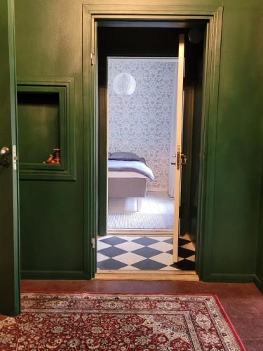 una puerta abierta a un dormitorio con cama en Hietman vierastalon sininen huone, 