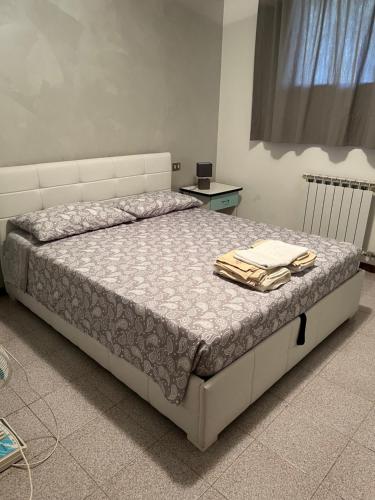 - une chambre dotée d'un grand lit avec un cadre de lit blanc dans l'établissement fior di loto, à Desenzano del Garda