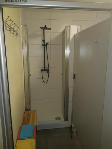 a shower in a room with a bench in a bathroom at Barrel -schlafen im Fass in Gorleben