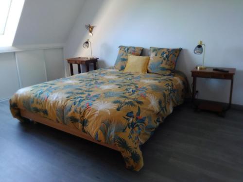 ポン・タヴェンにあるetchelandのベッドルーム1室(カラフルな掛け布団付きのベッド1台付)