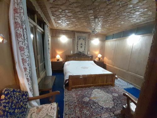 Postel nebo postele na pokoji v ubytování Palace Heights Houseboats