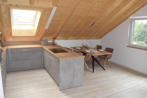 uma cozinha com uma mesa e um lavatório num quarto em Sauers Schwarzwaldglück em Appenweier