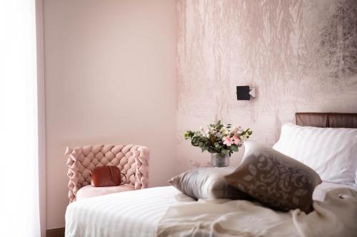 a bedroom with a bed and a vase of flowers at Agriturismo Maria Vittoria in Custoza