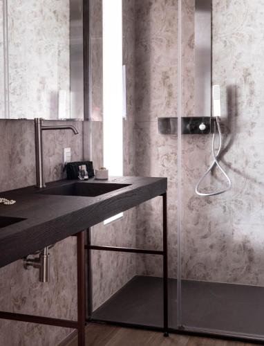 a bathroom with a sink and a glass shower at Agriturismo Maria Vittoria in Custoza