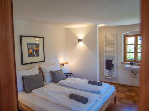 een slaapkamer met een bed met 2 kussens erop bij Trattnachtaler Weinhaus 