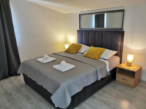 een slaapkamer met een groot bed met twee handdoeken erop bij Apartment Jurčević in Trogir