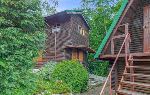 drewniany dom ze schodami przed nim w obiekcie Cozy Home In Stara Dobrzyca With Wifi w mieście Rusinowo