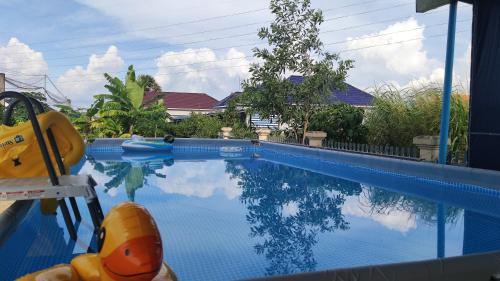 una gran piscina de agua azul en Monica Guesthouse en Kampot