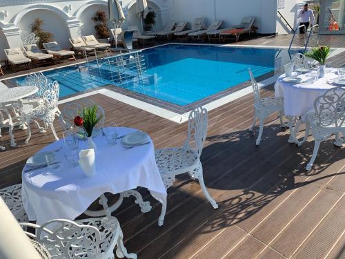 Bazén v ubytování Hotel Empire Albania nebo v jeho okolí