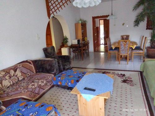 ein Wohnzimmer mit einem Sofa und einem Tisch in der Unterkunft István Apartman in Tiszafüred