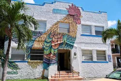 a building with a dragon painted on the side of it at Migue´s Tiny Miami Alcove in Miami
