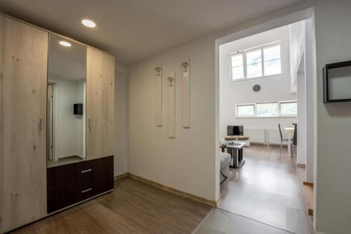 un bagno con un grande specchio e un soggiorno di Marko’s apartament a Sighişoara