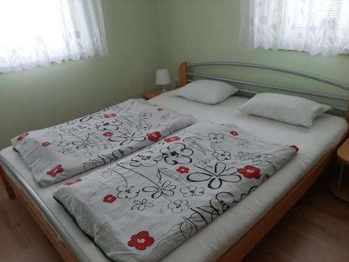 En eller flere senge i et værelse på Privat Jana