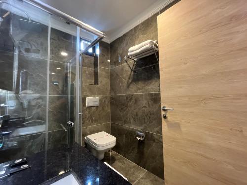 Bilik mandi di Avni Bey Otel