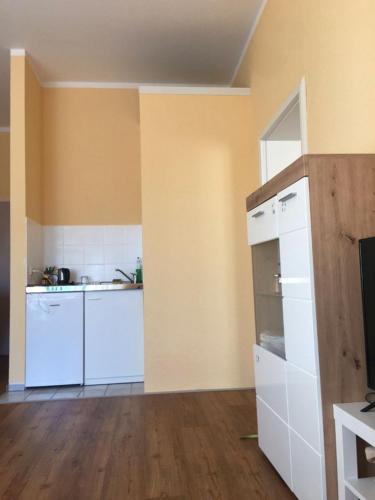 una cocina con electrodomésticos blancos en una habitación en Ferienwohnung in Kiel, en Kiel