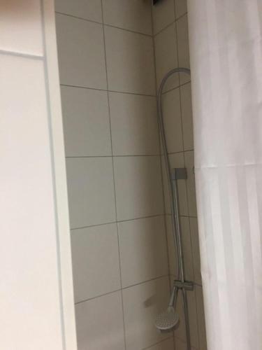 y baño con ducha con cabezal de ducha. en Ferienwohnung in Kiel, en Kiel
