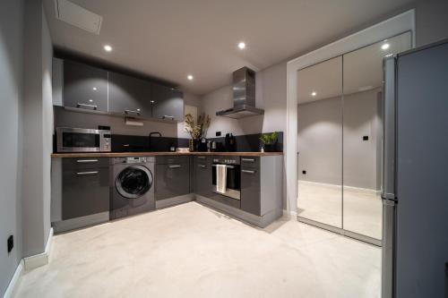 a kitchen with a washer and dryer in it at La Bodega - Designer Apartment an der Alster in Hamburg