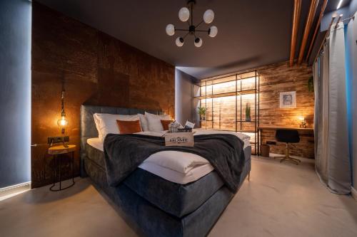 Säng eller sängar i ett rum på La Bodega - Designer Apartment an der Alster