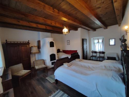 - une chambre avec un grand lit blanc et des plafonds en bois dans l'établissement Rauber Baron Cottage-Traditional Comfort House, à Tălişoara