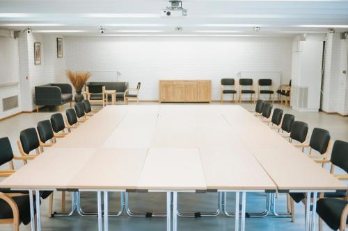 a large conference room with a large white table and chairs at Nadden Hotell & Konferens in Ramnäs