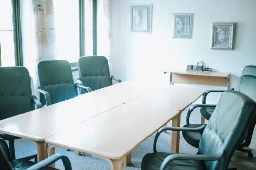 a conference room with a table and chairs at Nadden Hotell & Konferens in Ramnäs