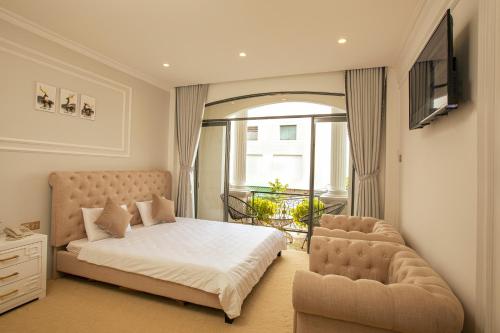 a bedroom with a bed and a tv and a window at Phước Hưng 2 Hotel in Vĩnh Long