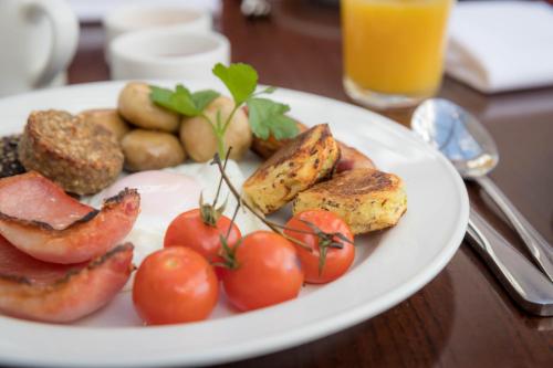 Makanan di atau berdekatan rumah tamu ini
