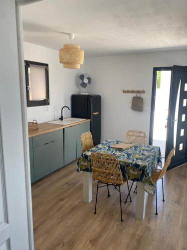 une cuisine et une salle à manger avec une table et des chaises dans l'établissement Maison avec vue sur le massif de l Étoile, à Marseille