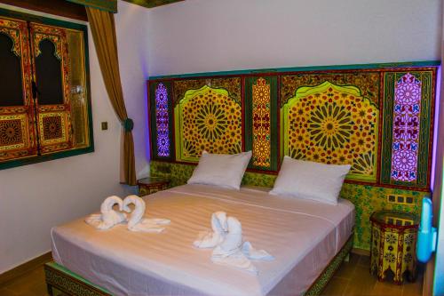 Una cama o camas en una habitación de Riad Azemmat