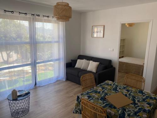 un salon avec un canapé et une table dans l'établissement Maison avec vue sur le massif de l Étoile, à Marseille