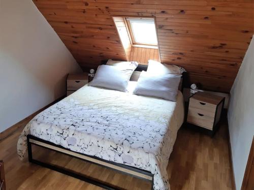 a bedroom with a bed in a wooden cabin at Maison entre Terre et Mer avec Jacuzzi in Sauzon
