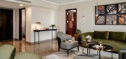 Posezení v ubytování Crowne Plaza Tel Aviv Beach by IHG