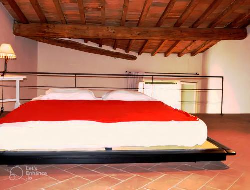 1 dormitorio con 1 cama grande con manta roja en Panoramic Suite near Duomo and Station, en Florencia