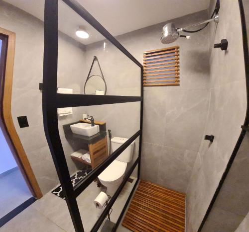 een badkamer met een trap met een douche en een toilet bij Brisas do Amor Apto 109 in Pipa