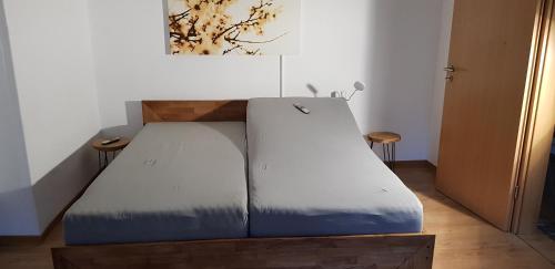 materasso in camera con due sgabelli di die RAMPE a Bad Lauterberg