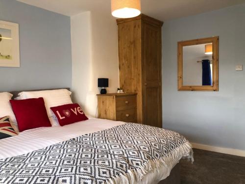 Кровать или кровати в номере Hedgehog Cottage with garden in Bronte village!