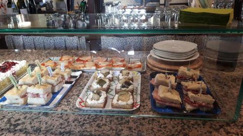 ein Buffet mit vielen verschiedenen Sandwiches und Kuchen in der Unterkunft LOCANDA SAN GALLO in Moggio Udinese